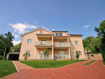 Ground-floor apartment with a pool and fenced yard